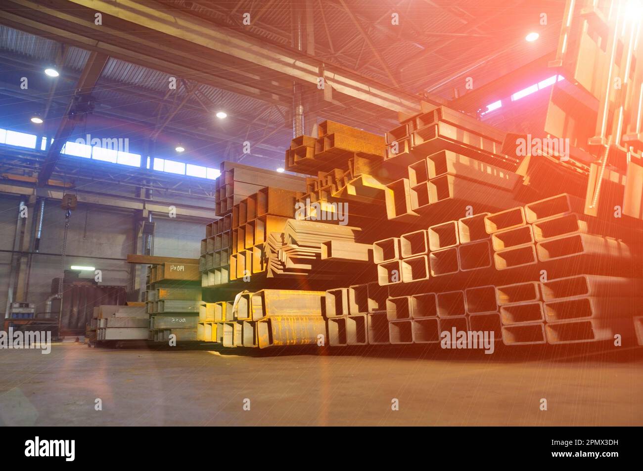 Stoccaggio di metalli laminati nel magazzino dell'impianto. Foto Stock