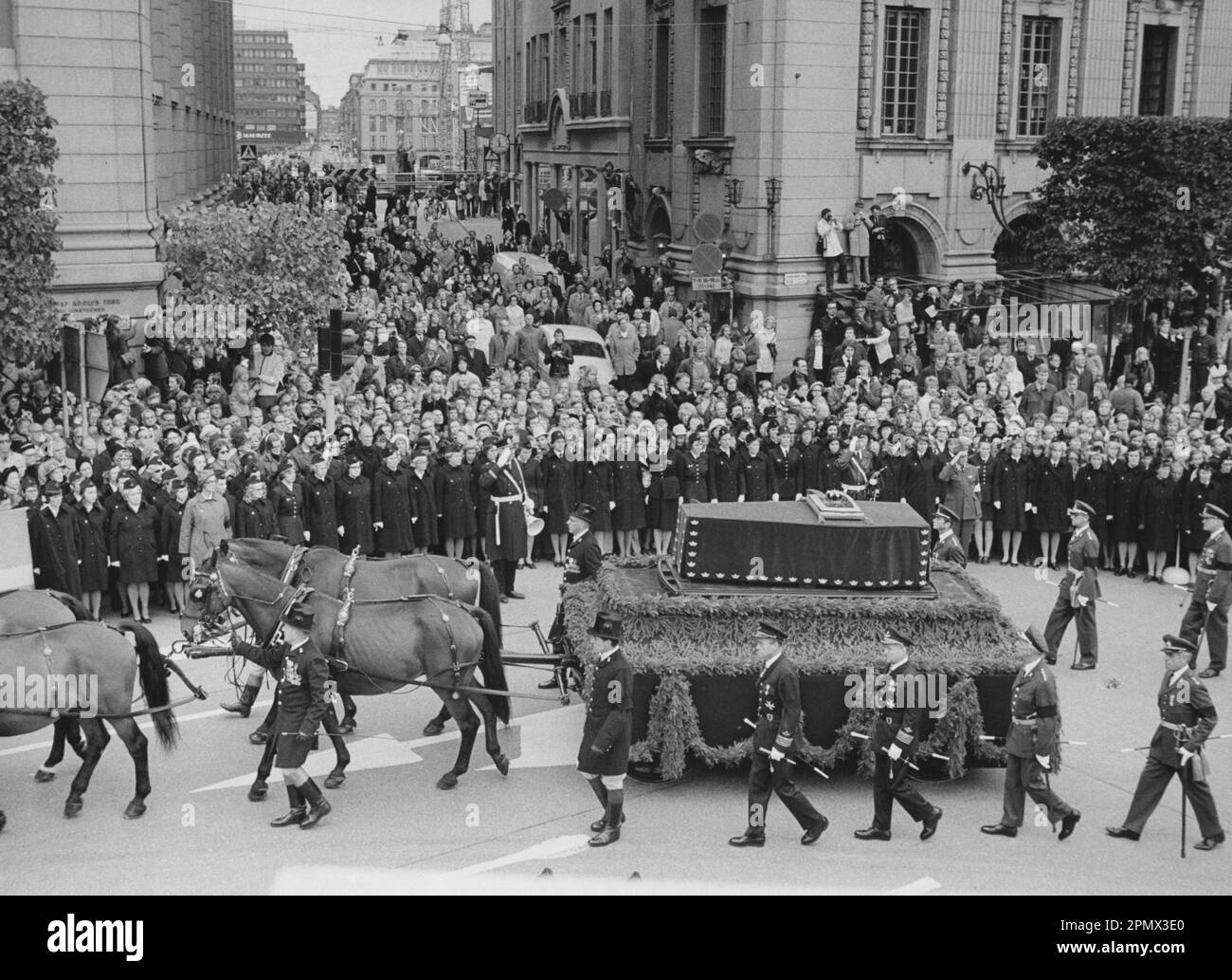 Carl XVI Gustaf, re di Svezia. Nato il 30 aprile 1946. Nella foto, il 25 settembre 1973, ai funerali del nonno re Gustaf VI Adolf. La processione dei reali ha lasciato Storkyrkan in Gamla stan e sul Norrbro sulla loro strada per la sepoltura reale a Haga. Foto Stock