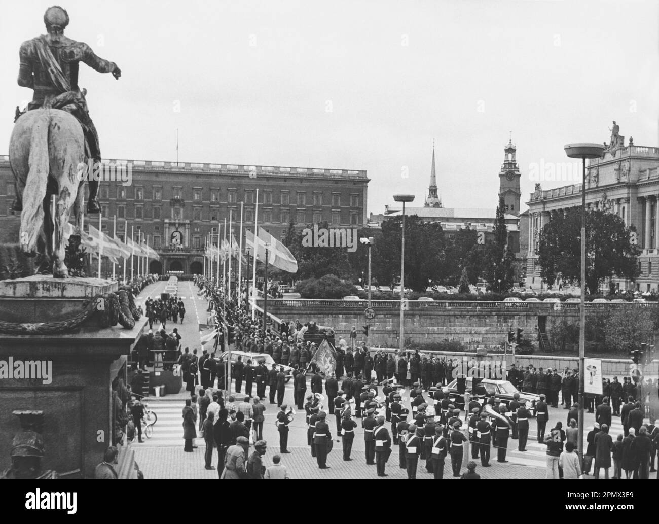 Carl XVI Gustaf, re di Svezia. Nato il 30 aprile 1946. Nella foto, il 25 settembre 1973, ai funerali del nonno re Gustaf VI Adolf. Ai funerali anche la regina Ingrid di Danimarca, principessa Christina di Svezia. La processione dei reali ha lasciato Storkyrkan in Gamla stan e sul Norrbro sulla loro strada per la sepoltura reale a Haga. Foto Stock