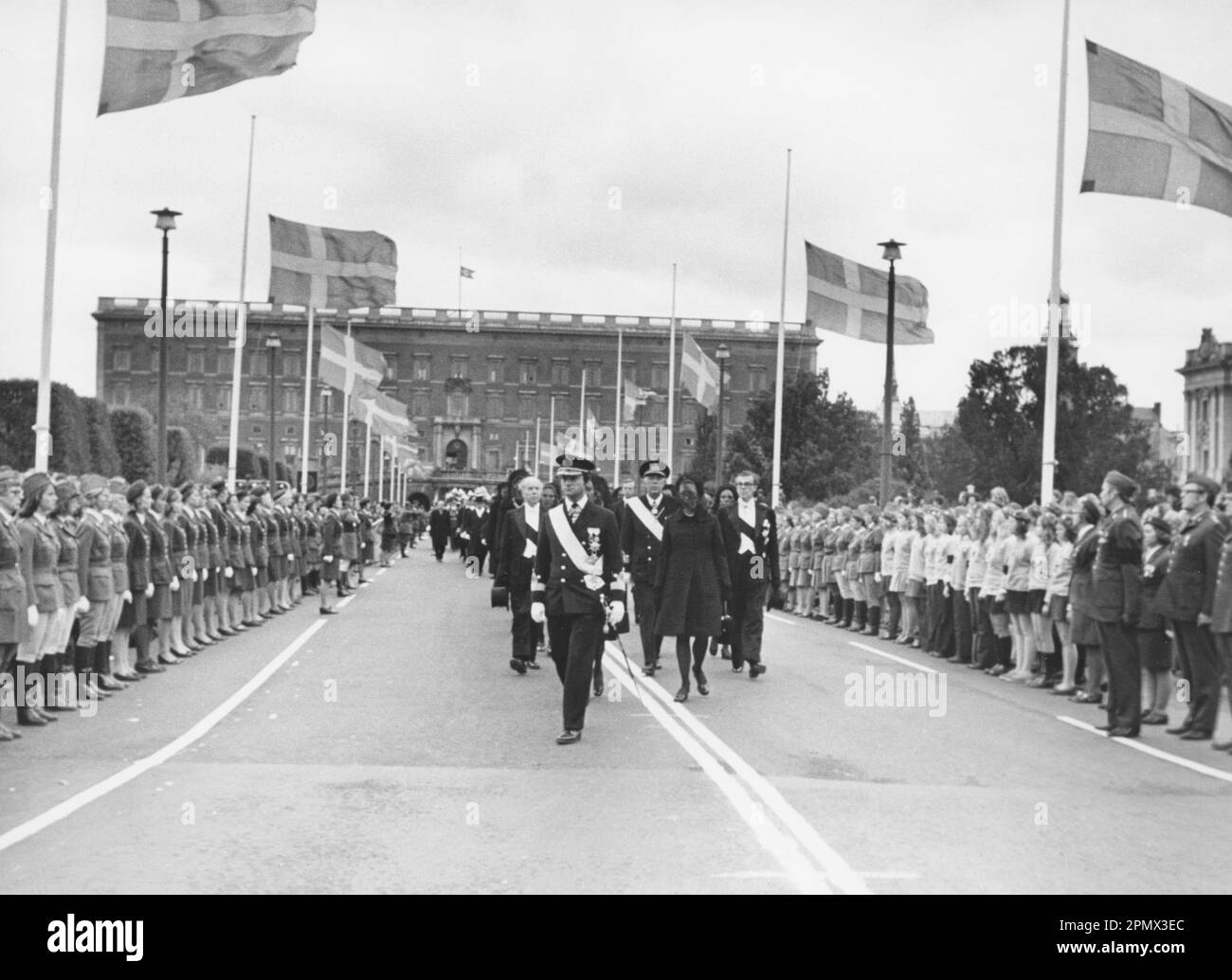 Carl XVI Gustaf, re di Svezia. Nato il 30 aprile 1946. Nella foto, il 25 settembre 1973, ai funerali del nonno re Gustaf VI Adolf. Ai funerali anche la regina Ingrid di Danimarca, principessa Christina di Svezia. La processione dei reali ha lasciato Storkyrkan in Gamla stan e sul Norrbro sulla loro strada per la sepoltura reale a Haga. Foto Stock