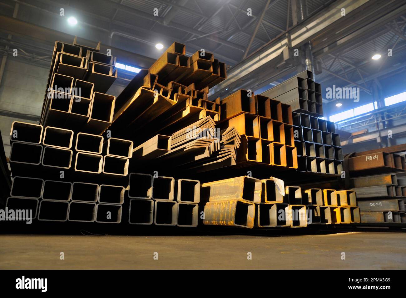 Stoccaggio di metalli laminati nel magazzino dell'impianto. Foto Stock