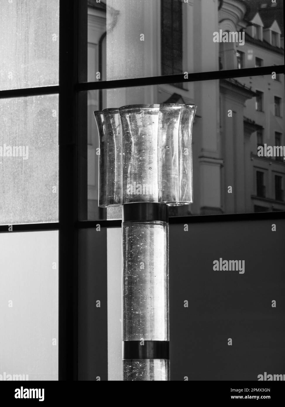 Karlovy Vary, Repubblica Ceca - Maggio 26 2022: Vrdlo Una fontana di acqua calda che beve la scultura di vetro all'interno della colonnade di sorgente calda o Vridelni Kolonada Foto Stock