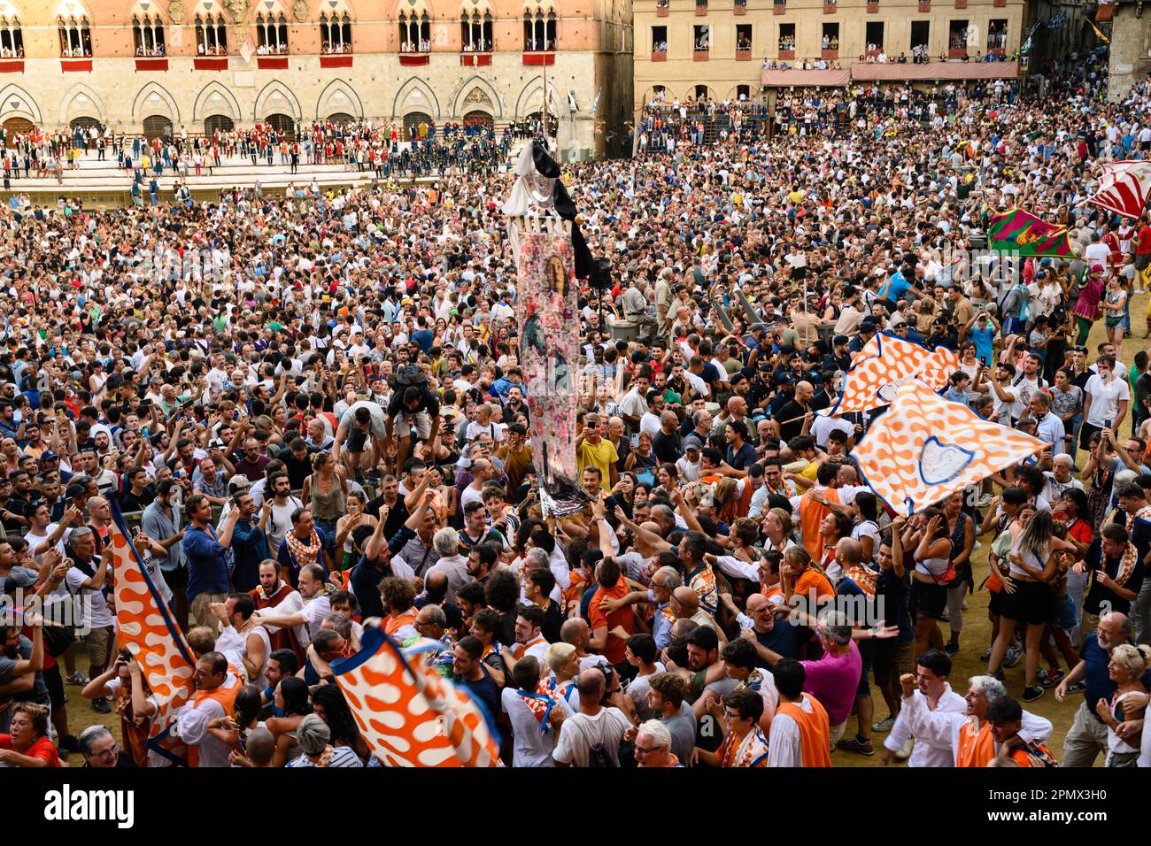 Siena, Italia - 17 2022 agosto: Festa della Vittoria del Palio di Siena in Piazza del campo con Drappellone e Bandiere del Leocorno Contrada. Foto Stock