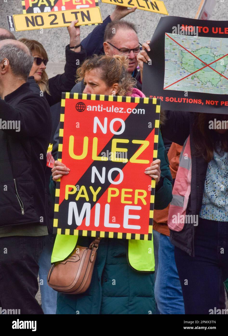 Londra, Regno Unito. 15th aprile 2023. I manifestanti si sono riuniti a Trafalgar Square in opposizione all'espansione della zona a bassissime emissioni (ULEZ), che mira a ridurre l'inquinamento della capitale. Credit: Vuk Valcic/Alamy Live News Foto Stock