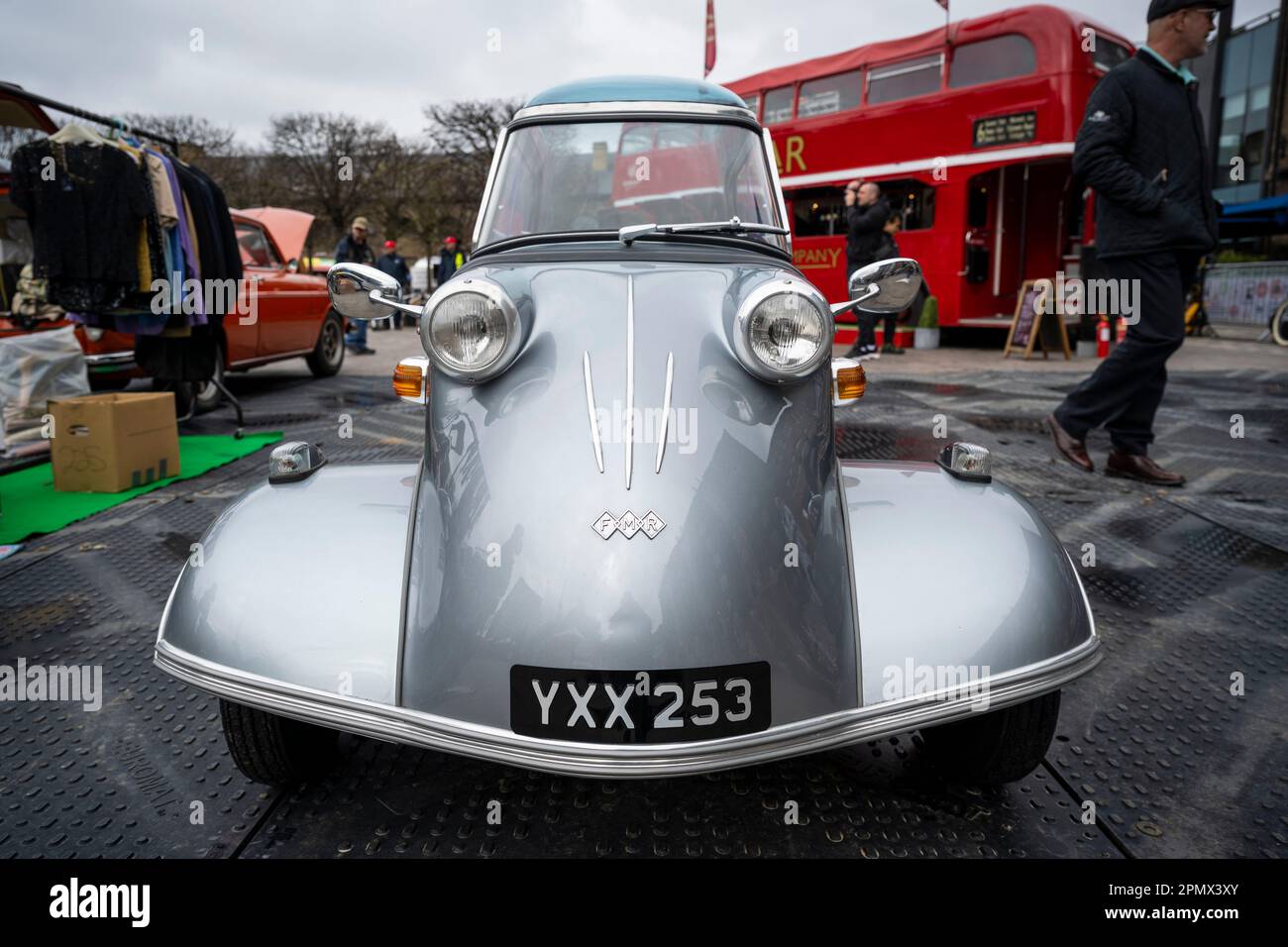 Londra, Regno Unito. 15 aprile 2023. Un Messerschmitt KR200, o Kabinenroller, una vettura a bolla a tre ruote progettata dall’ingegnere aeronautico Fritz Fend, prodotta nella fabbrica del costruttore tedesco di aeromobili Messerschmitt dal 1955 al 1964, in mostra al Classic Car Boot sale di Piazza Granario, King’s Cross. L'evento celebra tutte le cose vintage, dalla moda e gioielli ai dischi in gres e vinile, sullo sfondo di veicoli vintage. Credit: Stephen Chung / Alamy Live News Foto Stock