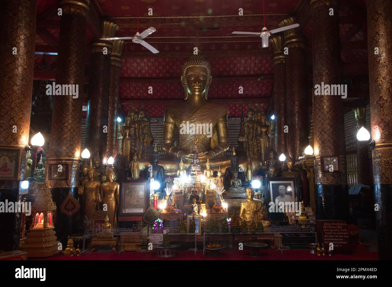 Il Buddha seduto dorato principale, il nome è Phra AE in una chiesa o Xim in Wat mai Souvannapoumaram è un tempio più grande della città. Ed è un posto importante. Foto Stock