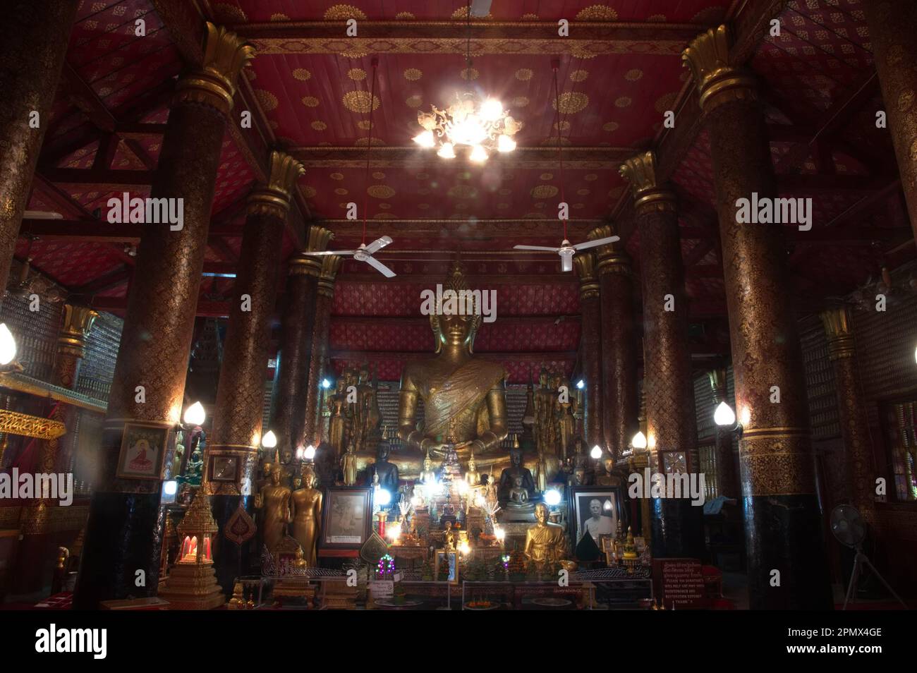 Il Buddha seduto dorato principale, il nome è Phra AE in una chiesa o Xim in Wat mai Souvannapoumaram è un tempio più grande della città. Ed è un posto importante. Foto Stock