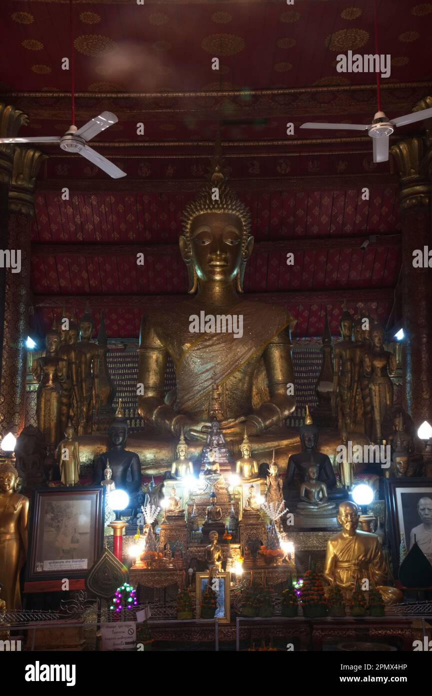 Il Buddha seduto dorato principale, il nome è Phra AE in una chiesa o Xim in Wat mai Souvannapoumaram è un tempio più grande della città. Ed è un posto importante. Foto Stock