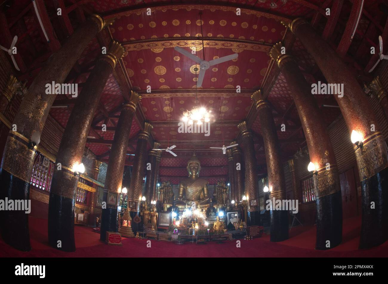Il Buddha seduto dorato principale, il nome è Phra AE in una chiesa o Xim in Wat mai Souvannapoumaram è un tempio più grande della città. Ed è un posto importante. Foto Stock