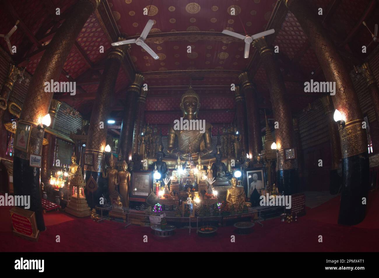 Il Buddha seduto dorato principale, il nome è Phra AE in una chiesa o Xim in Wat mai Souvannapoumaram è un tempio più grande della città. Ed è un posto importante. Foto Stock