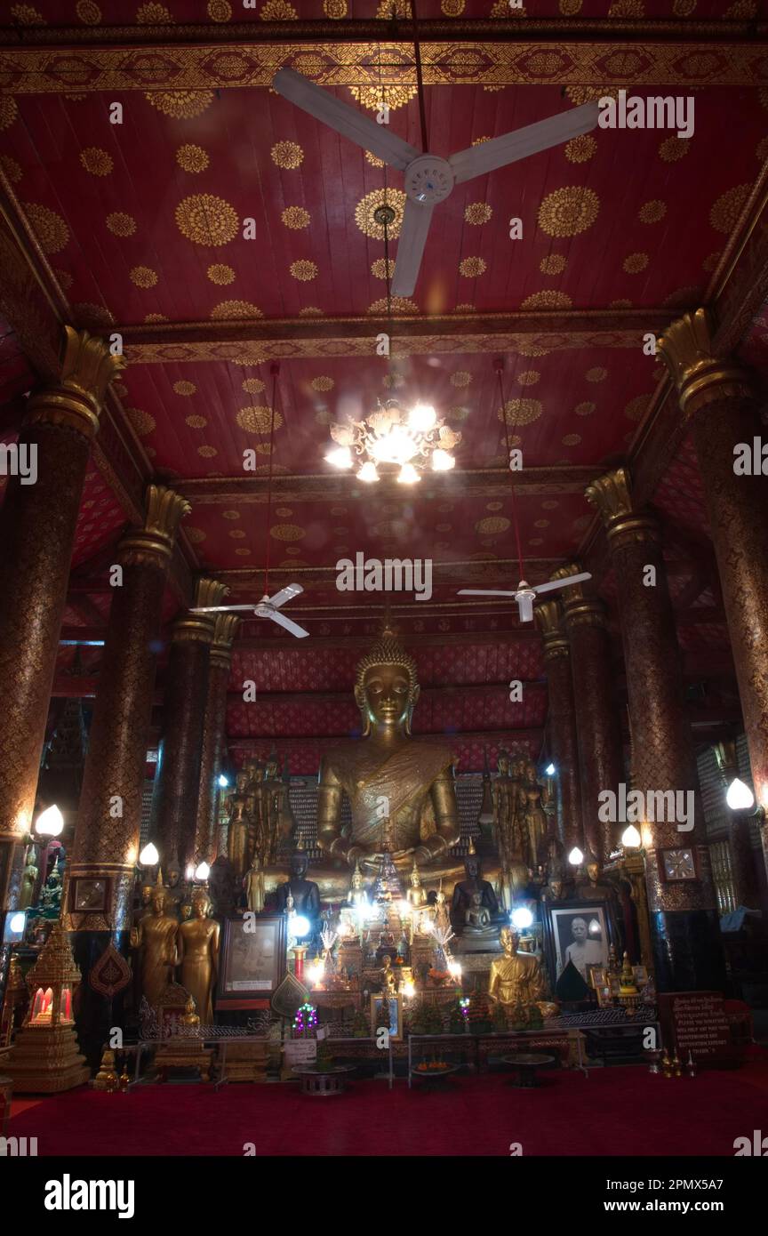Il Buddha seduto dorato principale, il nome è Phra AE in una chiesa o Xim in Wat mai Souvannapoumaram è un tempio più grande della città. Ed è un posto importante. Foto Stock