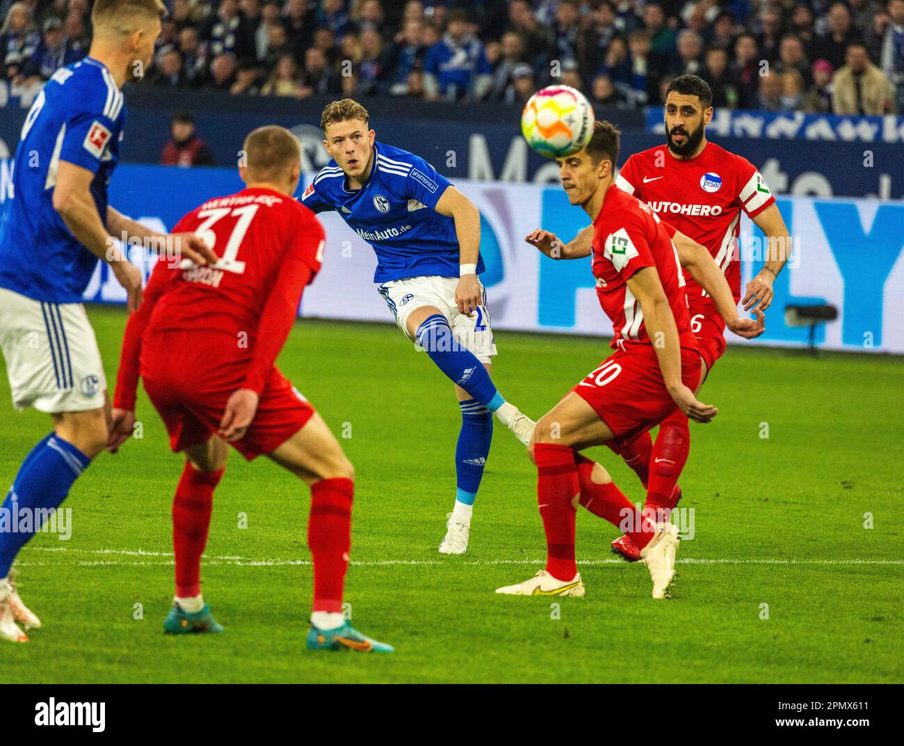 Sport, calcio, Bundesliga, 2022/2023, FC Schalke 04 contro Hertha BSC Berlin 5-2, Veltins Arena Gelsenkirchen, scena della partita, 1-0 goal, f.l.t.r. Le NORMATIVE Simon Terodde (S04), Marton Dardai (Hertha), Goal scorer Tim Skarke (S04), Marc Oliver Kempf (Hertha), Tolga Cigerci (Hertha), DFL VIETANO QUALSIASI USO DELLE FOTOGRAFIE COME SEQUENZE DI IMMAGINI E/O QUASI-VIDEO Foto Stock