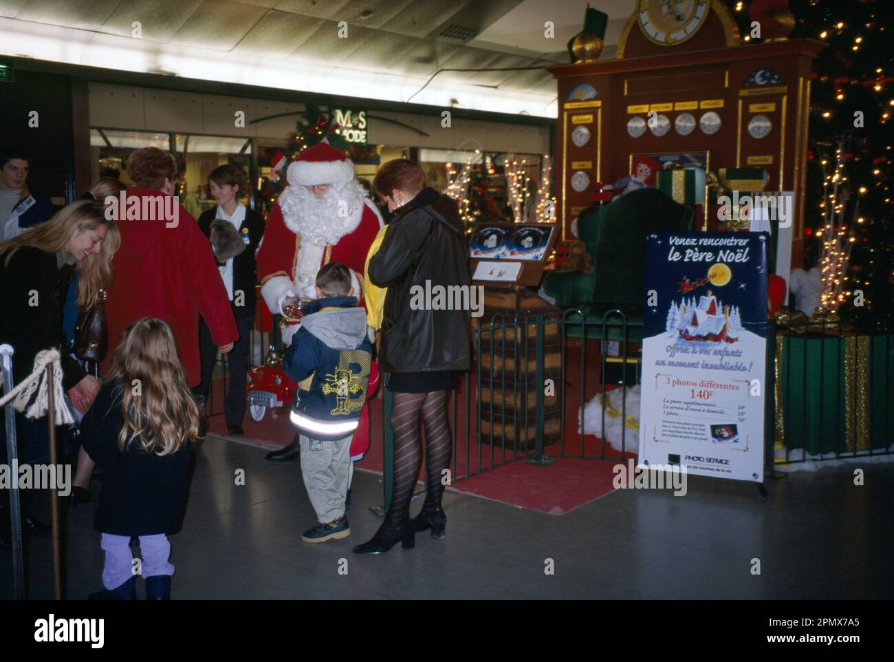 Calais Francia Cite Europe Mall le Pere Noel (padre di Natale) in Shopping Mall genitori con bambini in visita Foto Stock