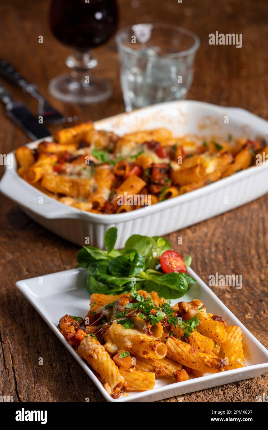 rigatoni gratinati con salsa bolognaise Foto Stock