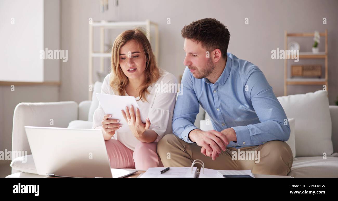Lettura della lettera cartacea. Buone notizie. Posta fattura famiglia Foto Stock