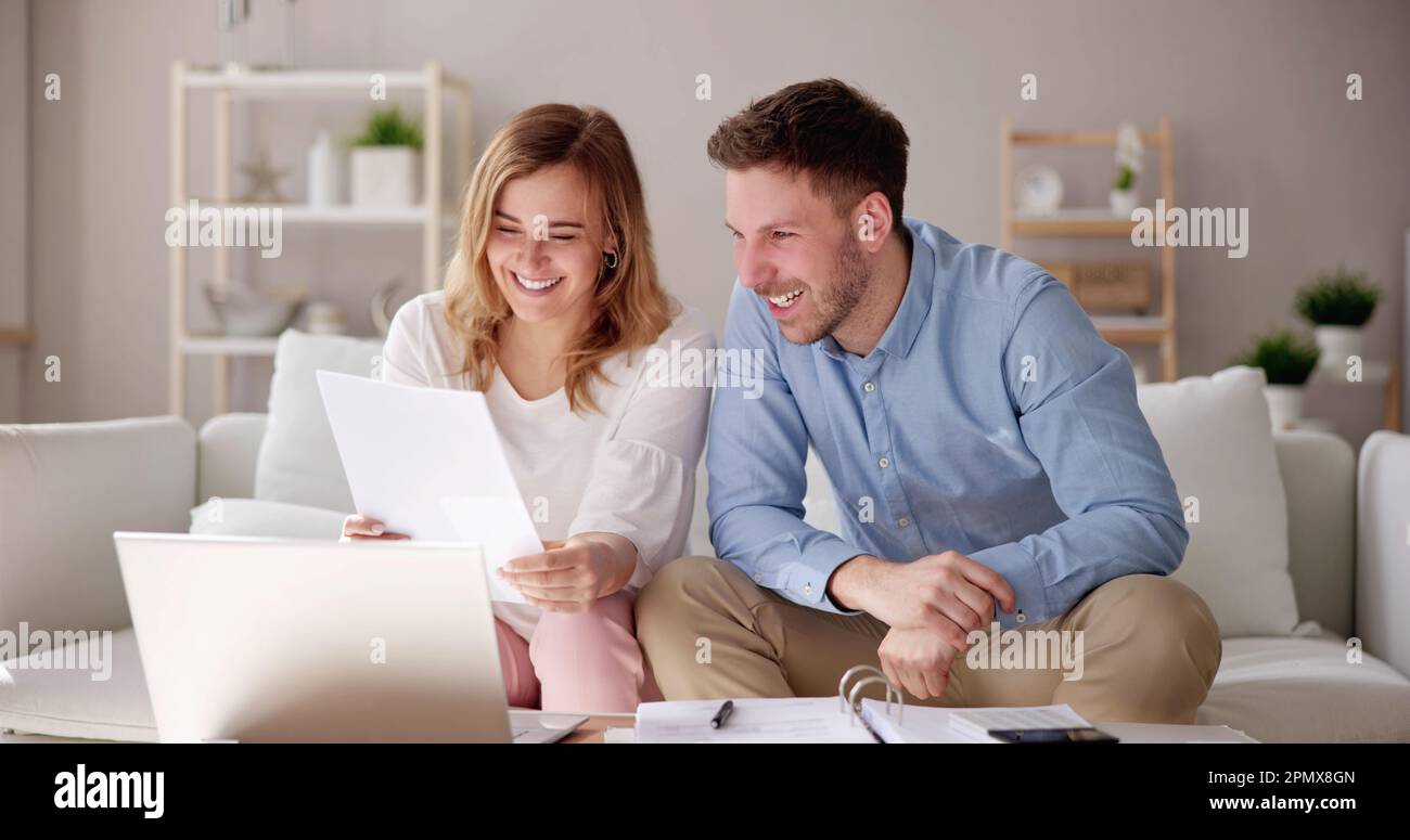 Coppia scioccata che legge la lettera difettosa di notizie. Posta di fatturazione Foto Stock