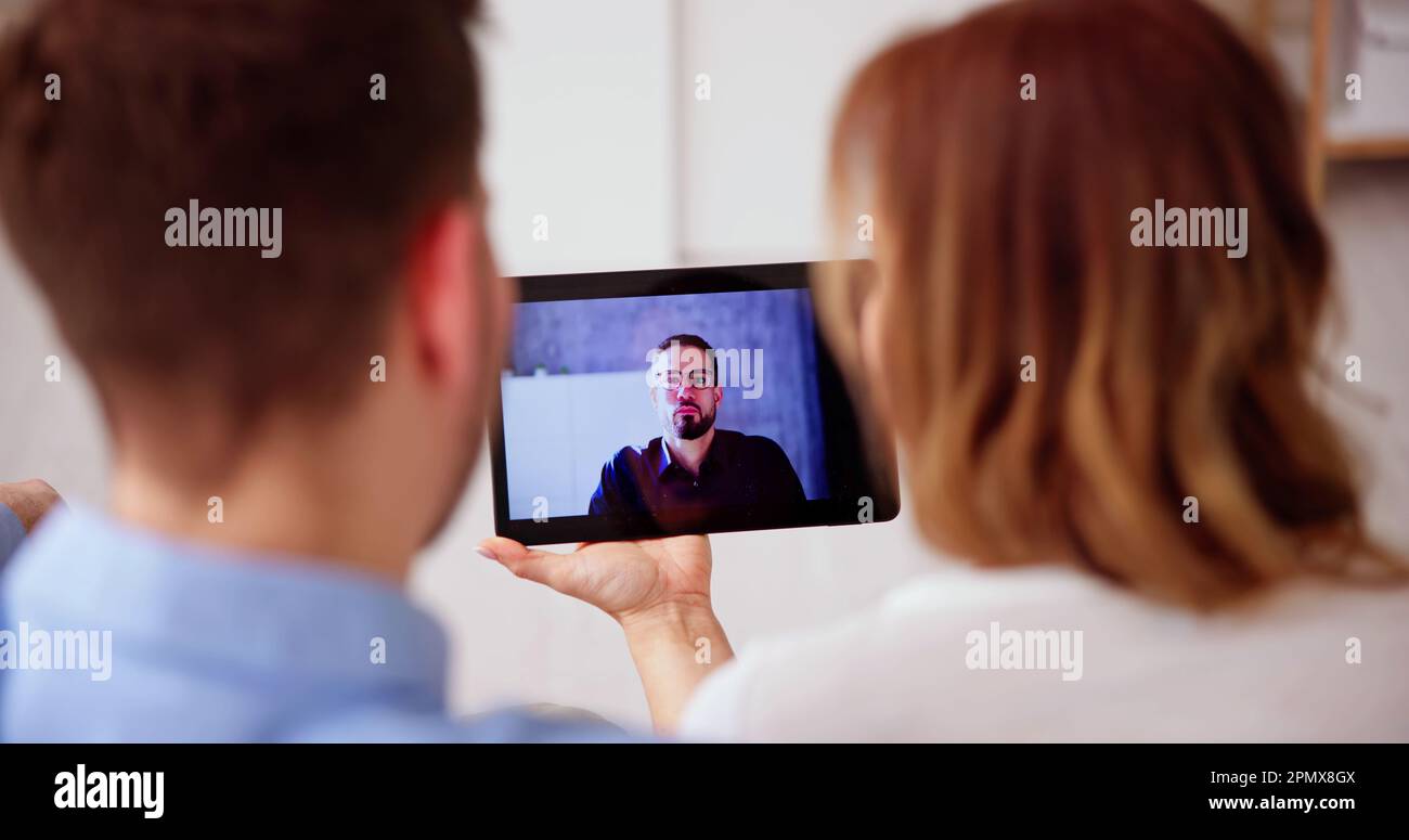 Coppia amorevole che ha video conferenza in linea nel paese Foto Stock