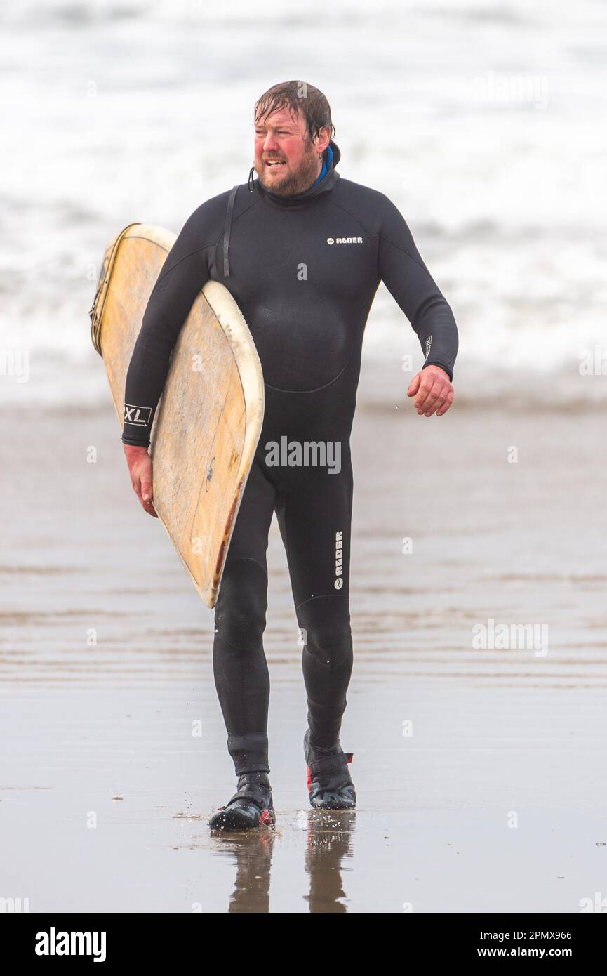 Garretstown, West Cork, Irlanda. 15th Apr, 2023. Tra 20-30 surfisti e pagaia hanno preso al mare al largo di Garretstown oggi per approfittare delle onde., in quella che era una giornata colma e ventilata. Credit: AG News/Alamy Live News Foto Stock