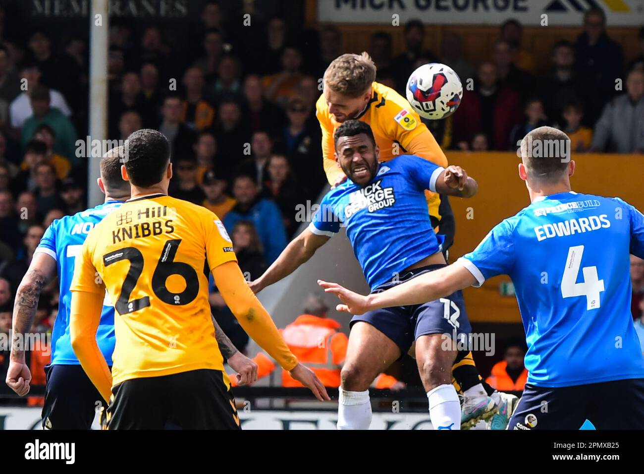 Sam Smith (10 Cambridge United) sfida Nathan Thompson (12 Peterborough United) durante la partita della Sky Bet League 1 tra Cambridge United e Peterborough al R Costings Abbey Stadium di Cambridge sabato 15th aprile 2023. (Foto: Kevin Hodgson | NOTIZIE MI) Credit: NOTIZIE MI & Sport /Alamy Live News Foto Stock