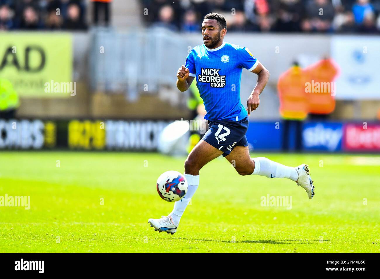 Nathan Thompson (12 Peterborough United) va avanti durante la partita della Sky Bet League 1 tra Cambridge United e Peterborough al R Costings Abbey Stadium di Cambridge sabato 15th aprile 2023. (Foto: Kevin Hodgson | NOTIZIE MI) Credit: NOTIZIE MI & Sport /Alamy Live News Foto Stock