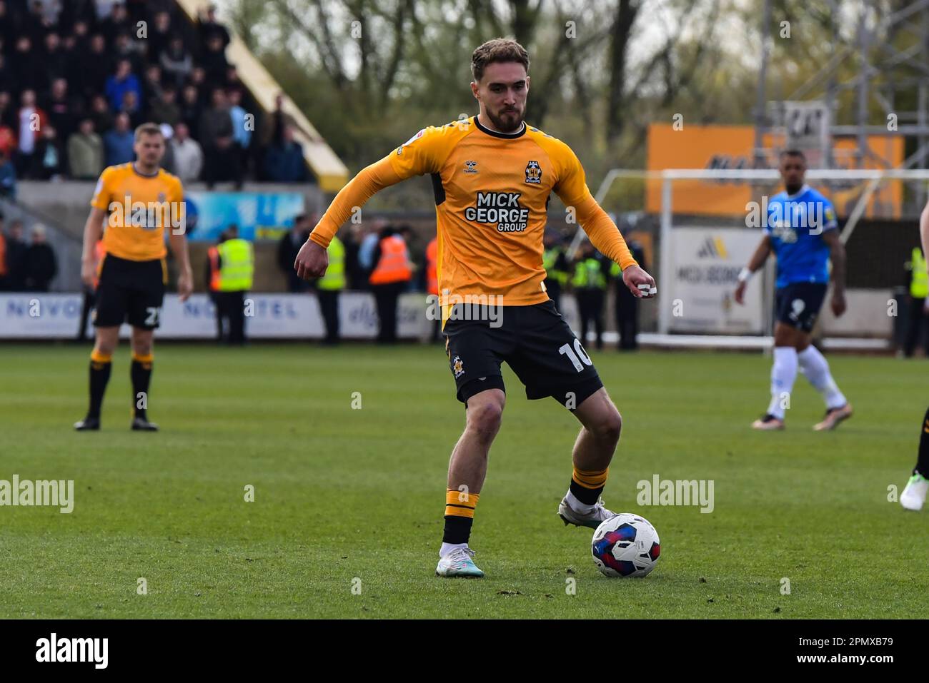 Sam Smith (10 Cambridge United) controlla la palla durante la partita della Sky Bet League 1 tra Cambridge United e Peterborough al R Costings Abbey Stadium di Cambridge sabato 15th aprile 2023. (Foto: Kevin Hodgson | NOTIZIE MI) Credit: NOTIZIE MI & Sport /Alamy Live News Foto Stock