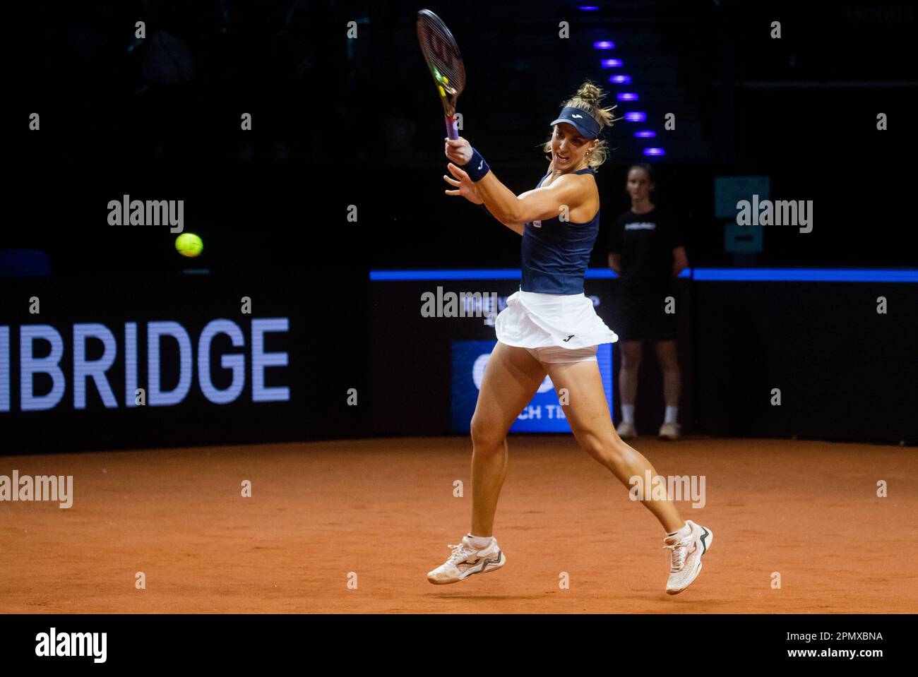 Stoccarda, Germania. 15th Apr, 2023. Tennis, Donne: Billie Jean King Cup - turno di qualificazione, Germania - Brasile, Niemeier (Dortmund) - Haddad Maia (BRA) alla Porsche Arena di Stoccarda. Beatriz Haddad Maia (Brasile) colpisce la palla. Credit: Christoph Schmidt/dpa/Alamy Live News Foto Stock