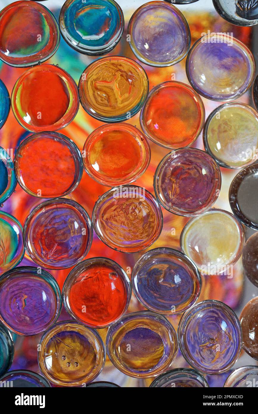 bolle di cristallo multicolore, sfondo colorato Foto Stock