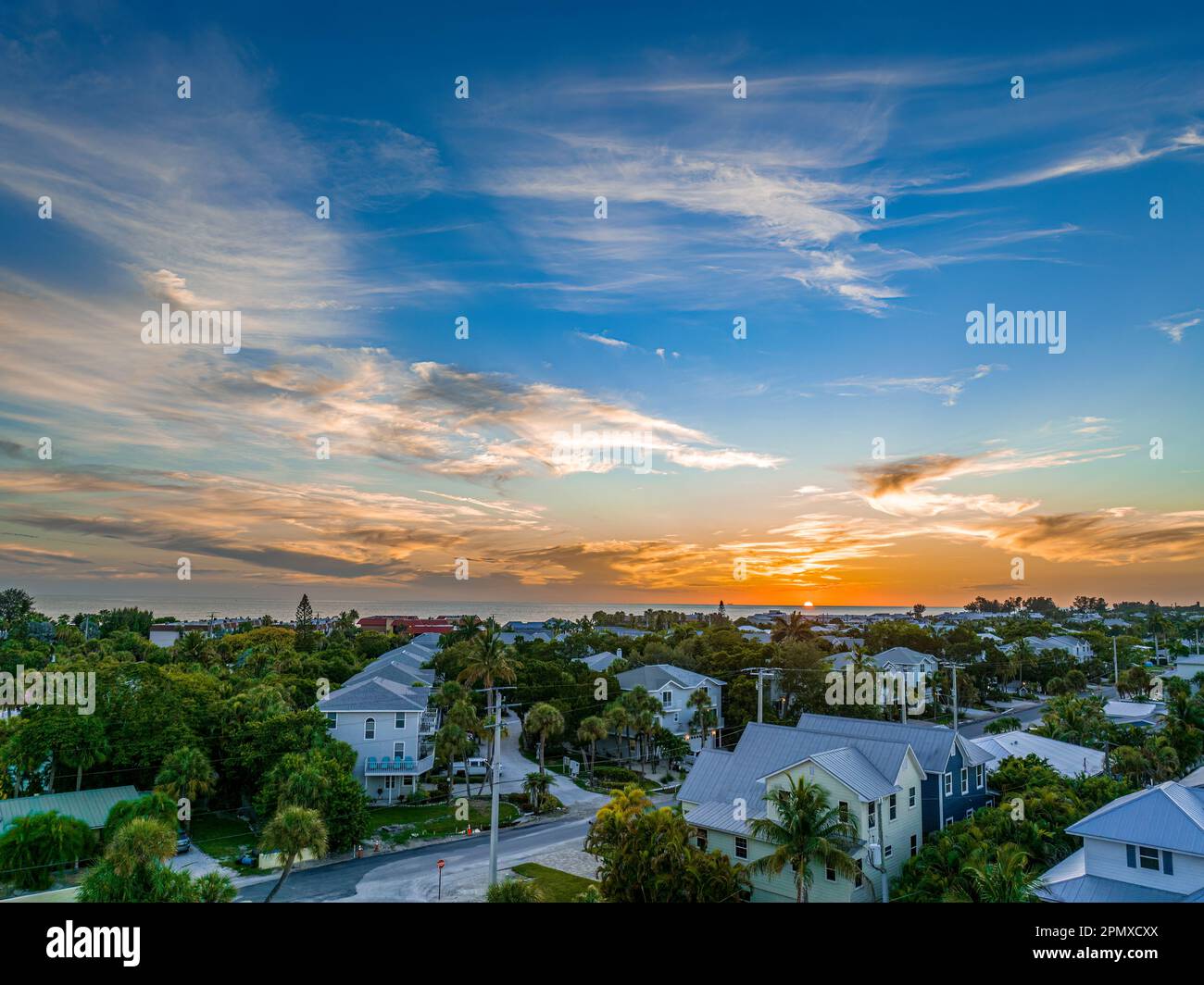 Una vista aerea di un quartiere lungo Holmes Beach a Anna Maria Island, Florida, in una serata estiva al tramonto. Foto Stock