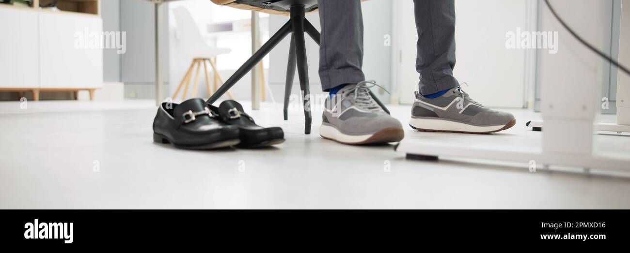Cambio scarpe palestra ufficio. Sneaker Sport Business Foto stock - Alamy