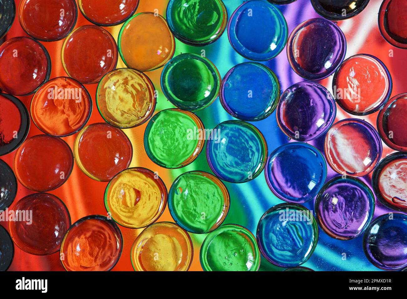 bolle di cristallo multicolore, sfondo colorato Foto Stock