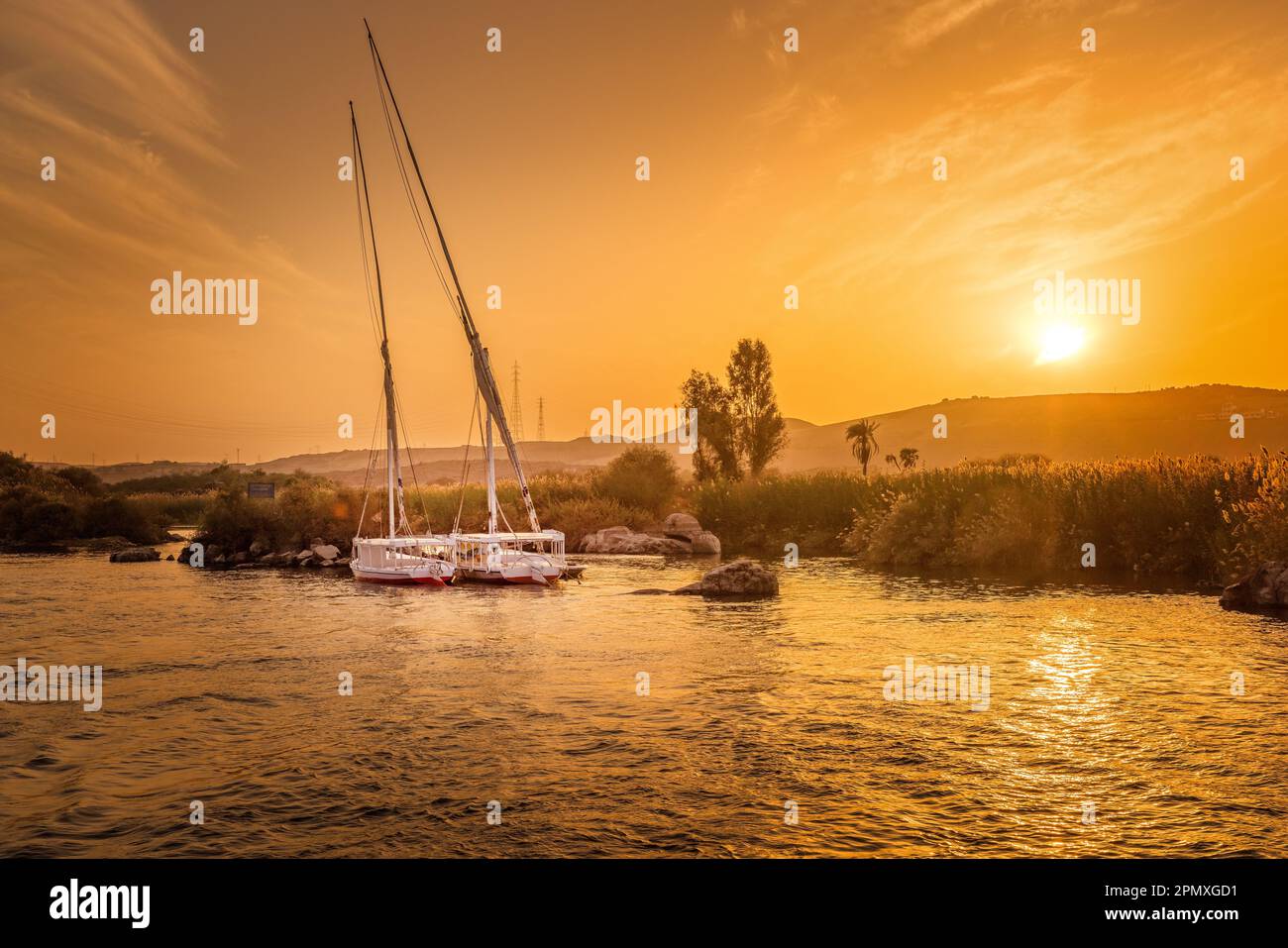 Barche a vela sul Nilo al tramonto in Egitto Foto Stock
