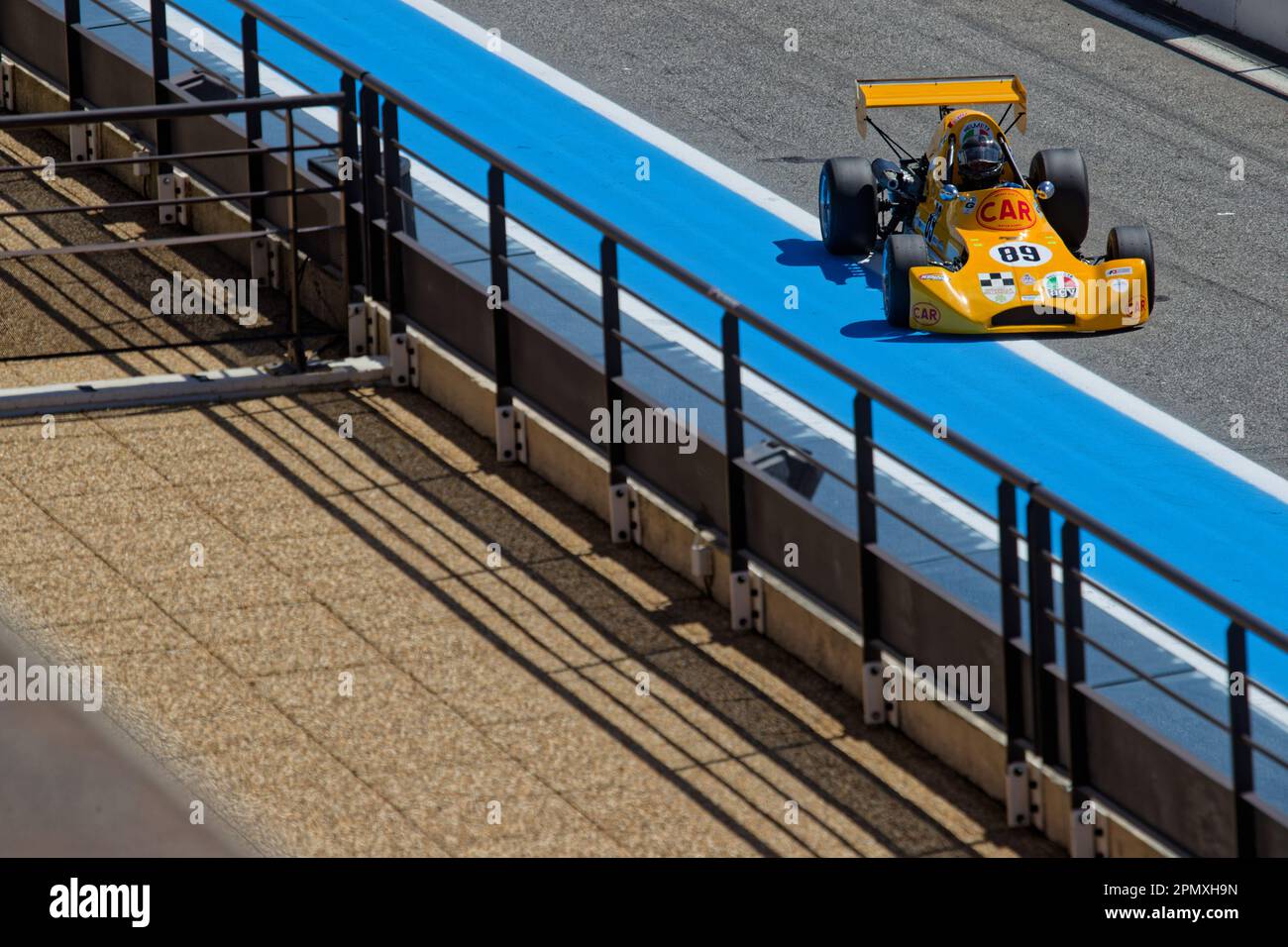 LE CASTELLET, FRANCIA, 7 aprile 2023 : l'auto storica di formula 3 torna ai box durante il quinto Gran Premio storico francese sul circuito Paul Ricard Foto Stock
