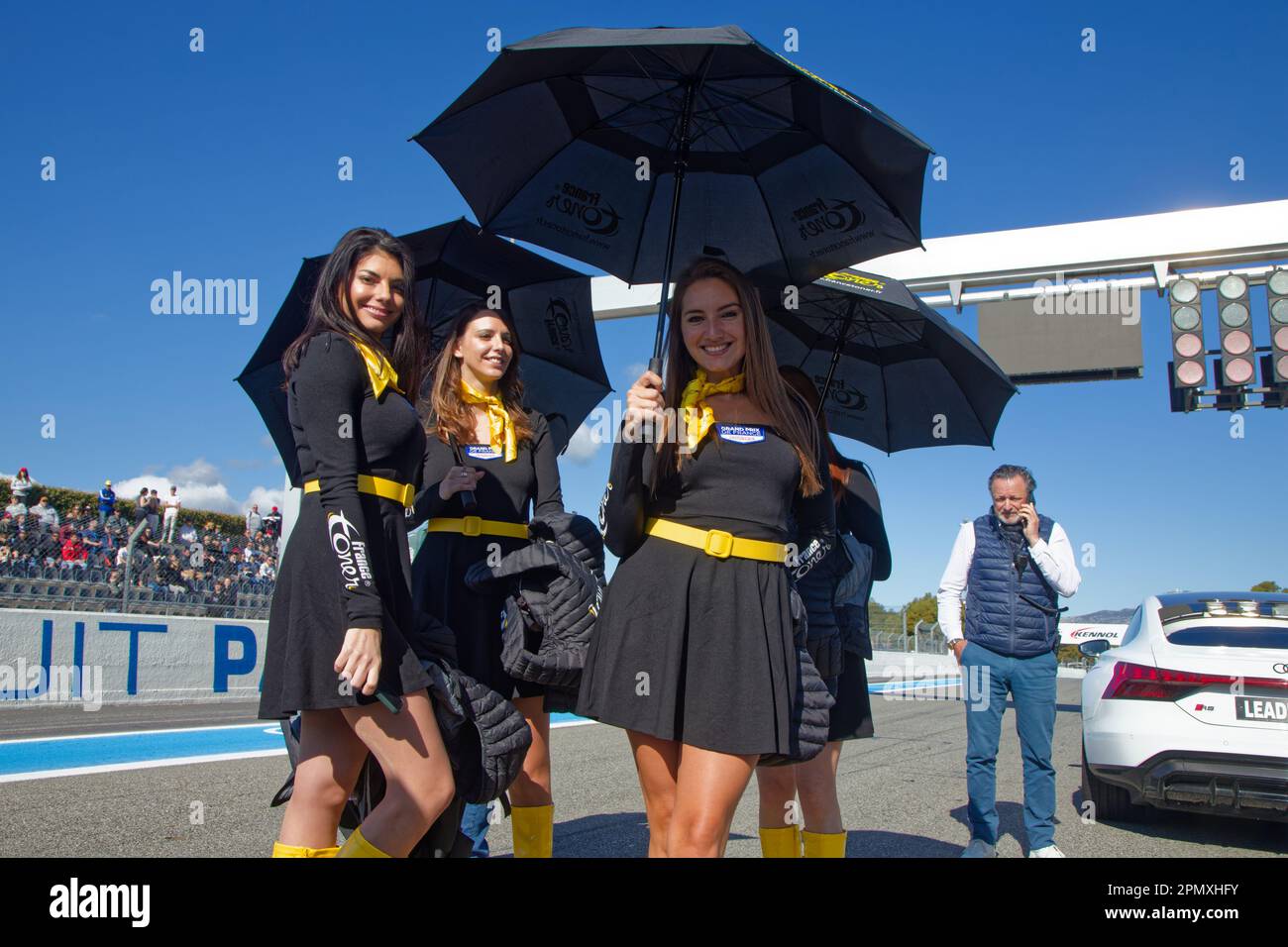 LE CASTELLET, FRANCIA, 8 aprile 2023 : le ragazze della griglia ed i loro ombrelli sulla linea retta di partenza durante il quinto Gran Premio storico francese sul circuito Foto Stock