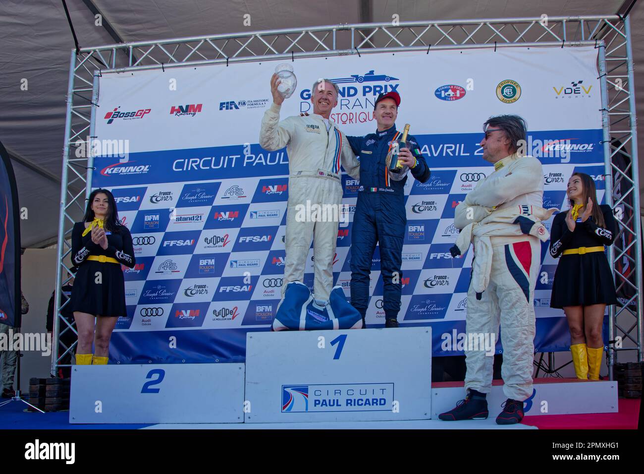 LE CASTELLET, FRANCIA, 8 aprile 2023 : su un podio durante il quinto Gran Premio storico francese sul circuito Paul Ricard Foto Stock