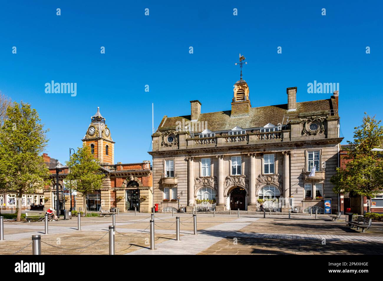 Edificio Municipale e mercato nel centro della città di Crewe Cheshire Regno Unito Foto Stock