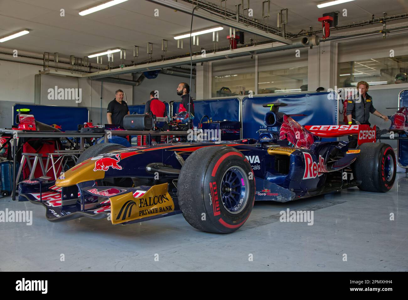 LE CASTELLET, FRANCIA, 8 aprile 2023 : Vecchia F1 auto nel garage durante il quinto Gran Premio storico francese sul circuito Paul Ricard Foto Stock
