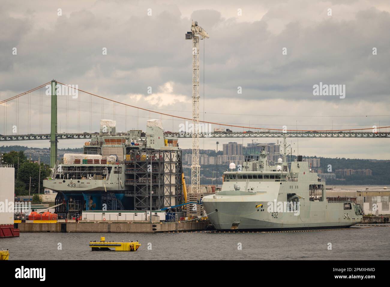Le future navi HMC Max Bernays (R) e William Hall (L) in varie fasi di costruzione presso il cantiere navale di Halifax, nuova Scozia, Canada. Foto Stock