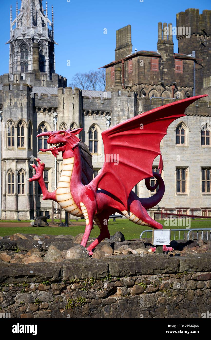 La scultura del drago gallese nei terreni del Castello di Cardiff, Cardiff, Galles del Sud Foto Stock