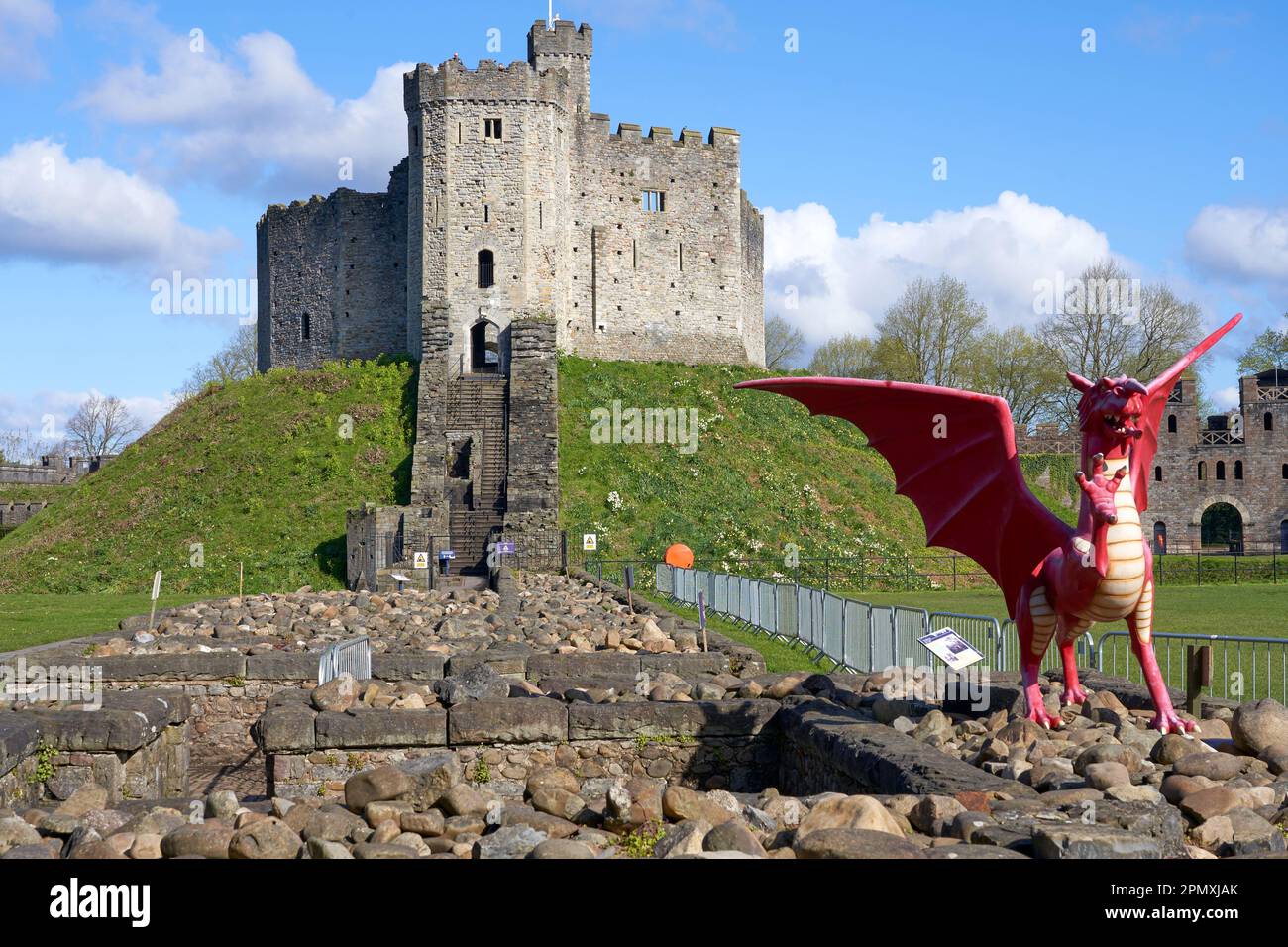 La scultura Norman Keep and Welsh Dragon, il castello di Cardiff, Cardiff, Galles del Sud Foto Stock