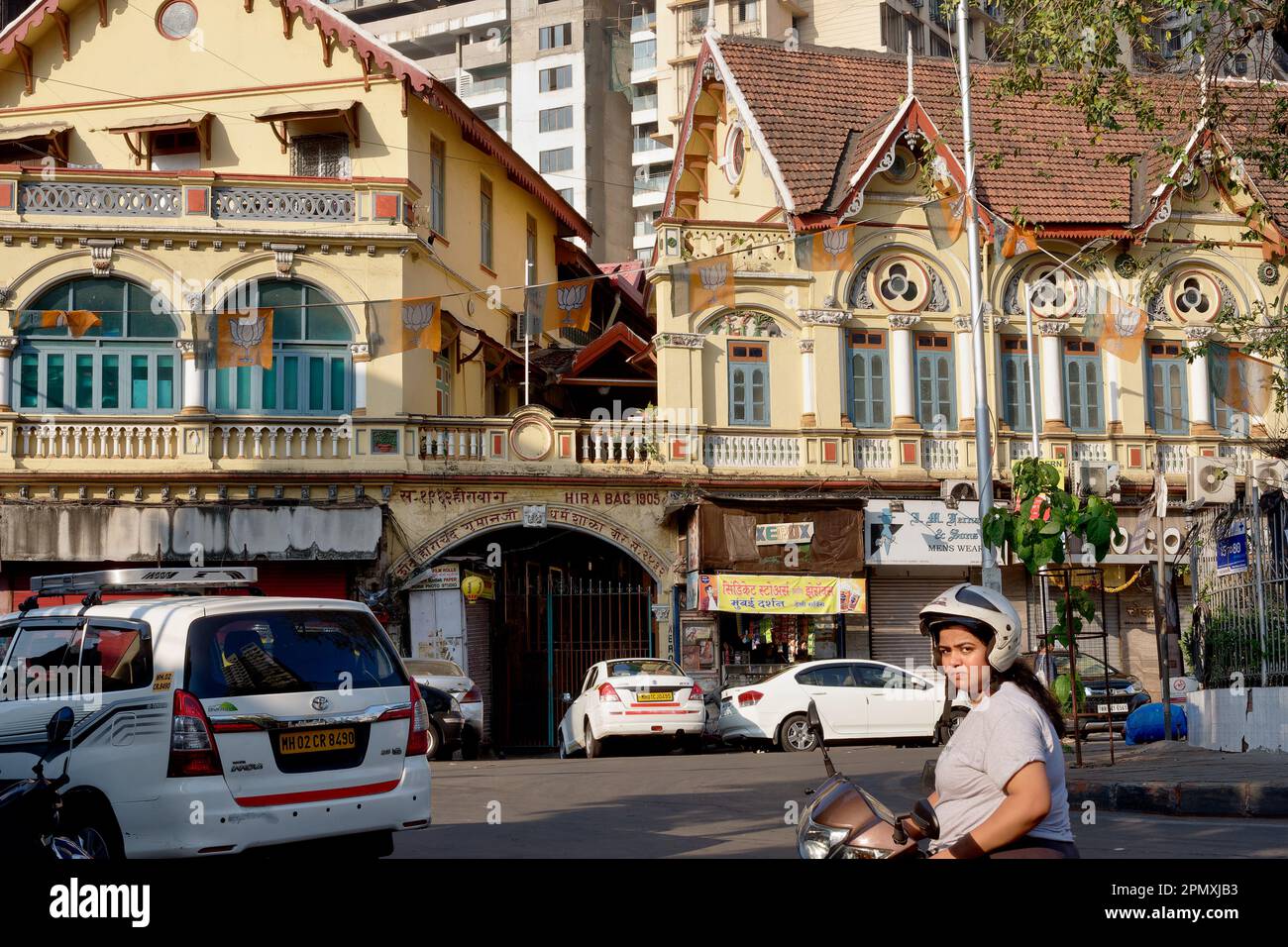 Hira Bag Building di stile tradizionale, costruito nel 1905, ad uso commerciale e residenziale; C.P. Tank Road Circle, Bhuleshwar, Mumbai, India Foto Stock