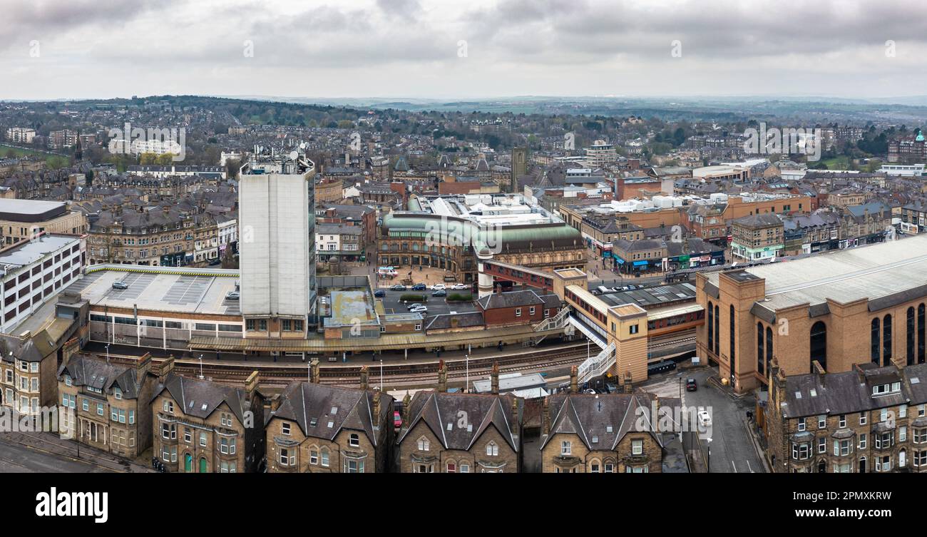 HARROGATE, REGNO UNITO - 15 APRILE 2023. Un paesaggio urbano aereo della stazione ferroviaria di Harrogate e del Victoria Shopping Centre nel centro della città Foto Stock