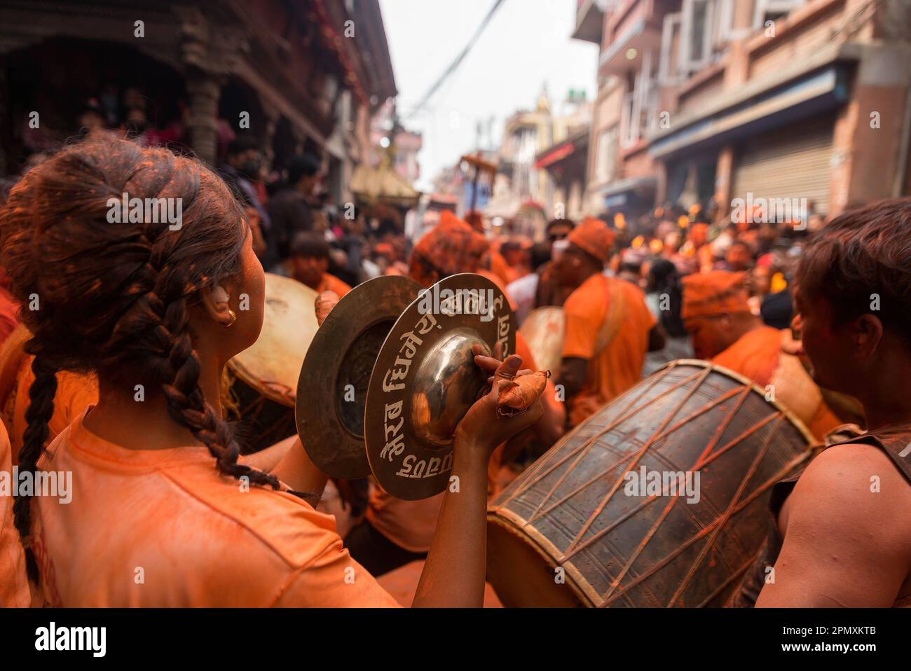 Kathmandu, Nepal. 15th Apr, 2023. I devoti nepalesi suonano strumenti tradizionali durante la celebrazione del festival della polvere di vermillion o Jatra al coperto. Il festival di Jatra al coperto o vermillion Powder viene celebrato ogni anno per accogliere l'inizio della primavera e del Capodanno nepalese, suonando strumenti tradizionali, cantando, ballando e portando carri di diversi dei e dee intorno. Credit: SOPA Images Limited/Alamy Live News Foto Stock