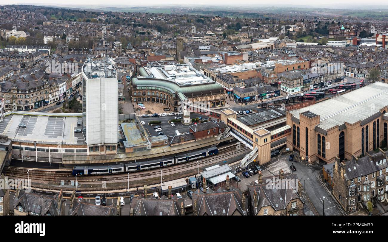 HARROGATE, REGNO UNITO - 15 APRILE 2023. Un paesaggio urbano aereo della stazione ferroviaria di Harrogate e del Victoria Shopping Centre nel centro della città Foto Stock