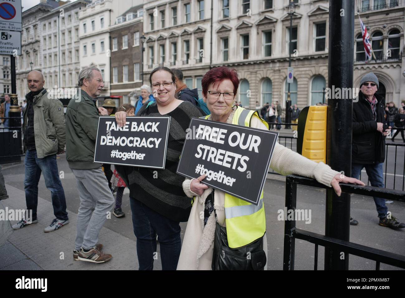 Londra/Regno Unito. 15 APR 2023. Mentre la città più importante Sadiq Khan deve affrontare sfide legali per l'espansione di ULEZ (ultra-low emission zone), quelli contrari all'espansione hanno tenuto un rally in Trafalgar Square. Aubrey Fagon/Alamy Live News Foto Stock