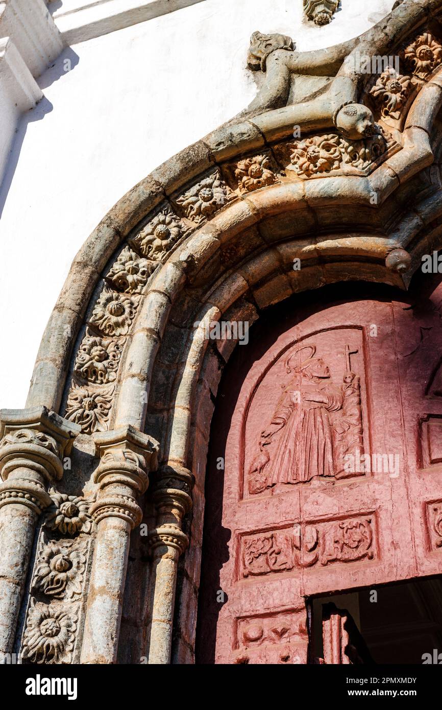 Facciata della chiesa cattolica di San Francesco d'Assisi a Goa Velha, Goa, India, Asia Foto Stock