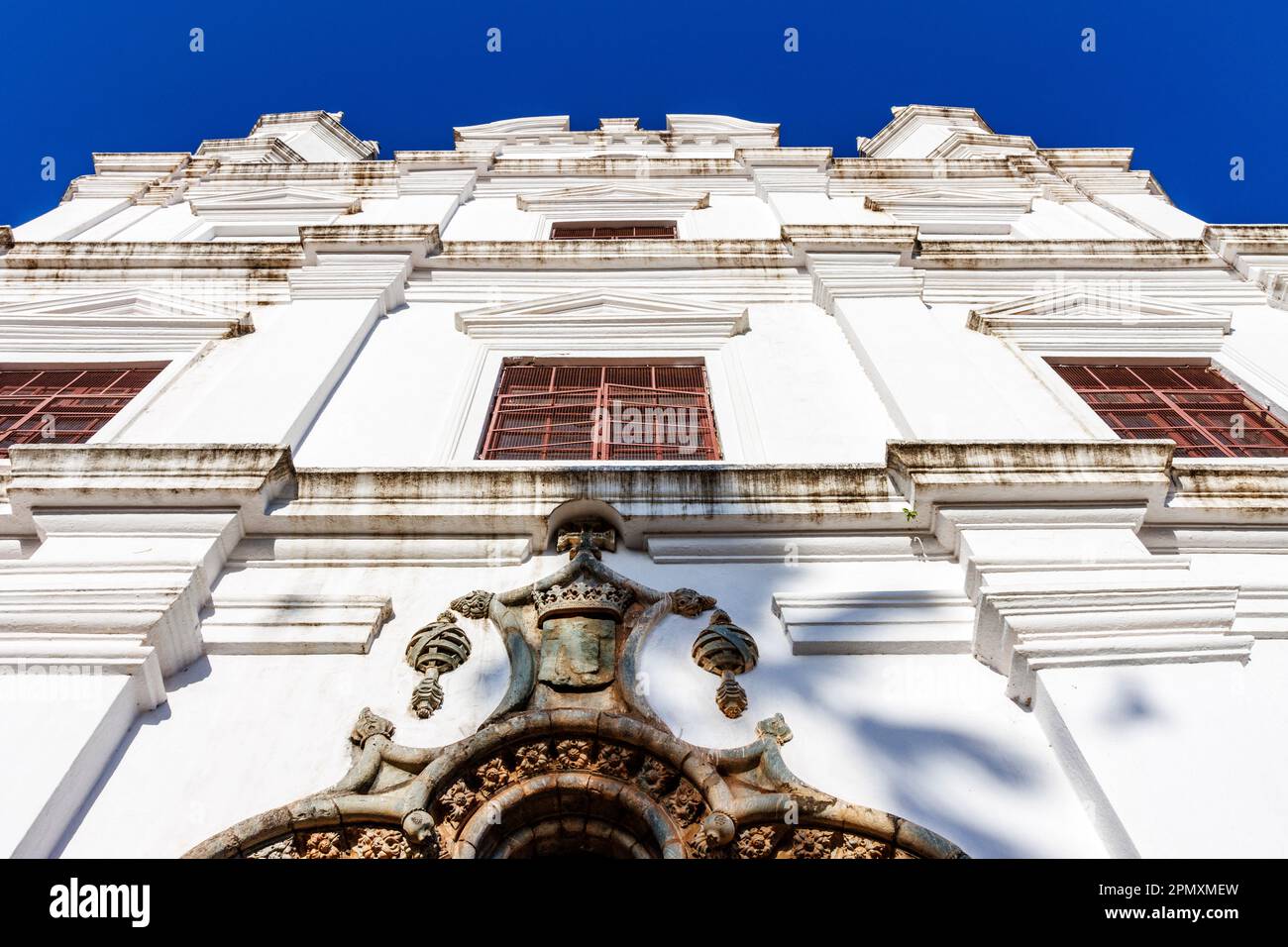 Facciata della chiesa cattolica di San Francesco d'Assisi a Goa Velha, Goa, India, Asia Foto Stock