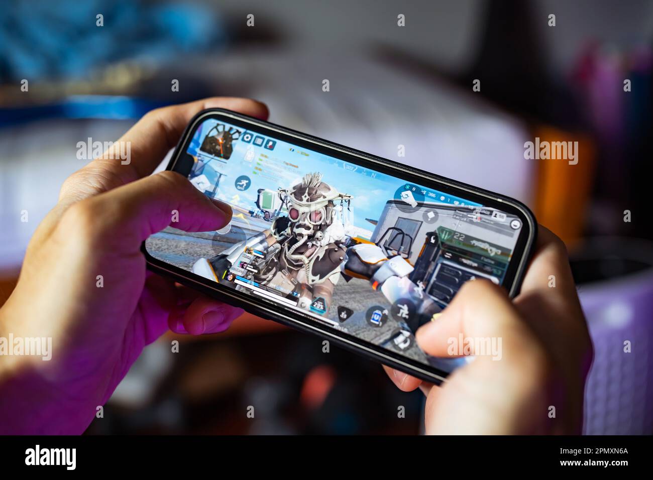 Bangkok, Thailandia - 15 aprile 2023: Giocatore che gioca a Apex Legends Mobile gioco su iPhone 13. Foto Stock