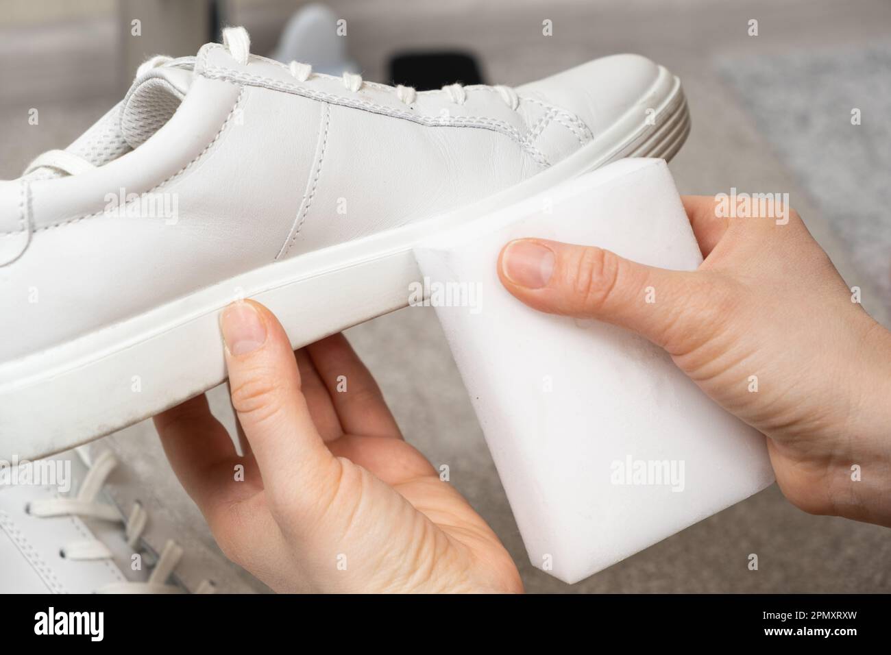 Pulizia di scarpe e suole bianche da polvere e sporcizia con una spugna di  melammina Foto stock - Alamy