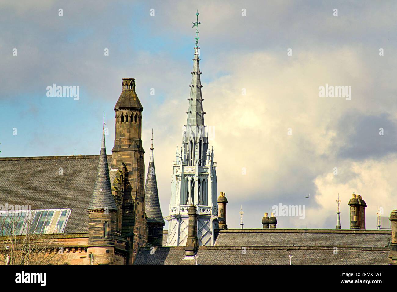Tetti dell'università di glasgow con la guglia bianca sulla Memorial Chapel Foto Stock