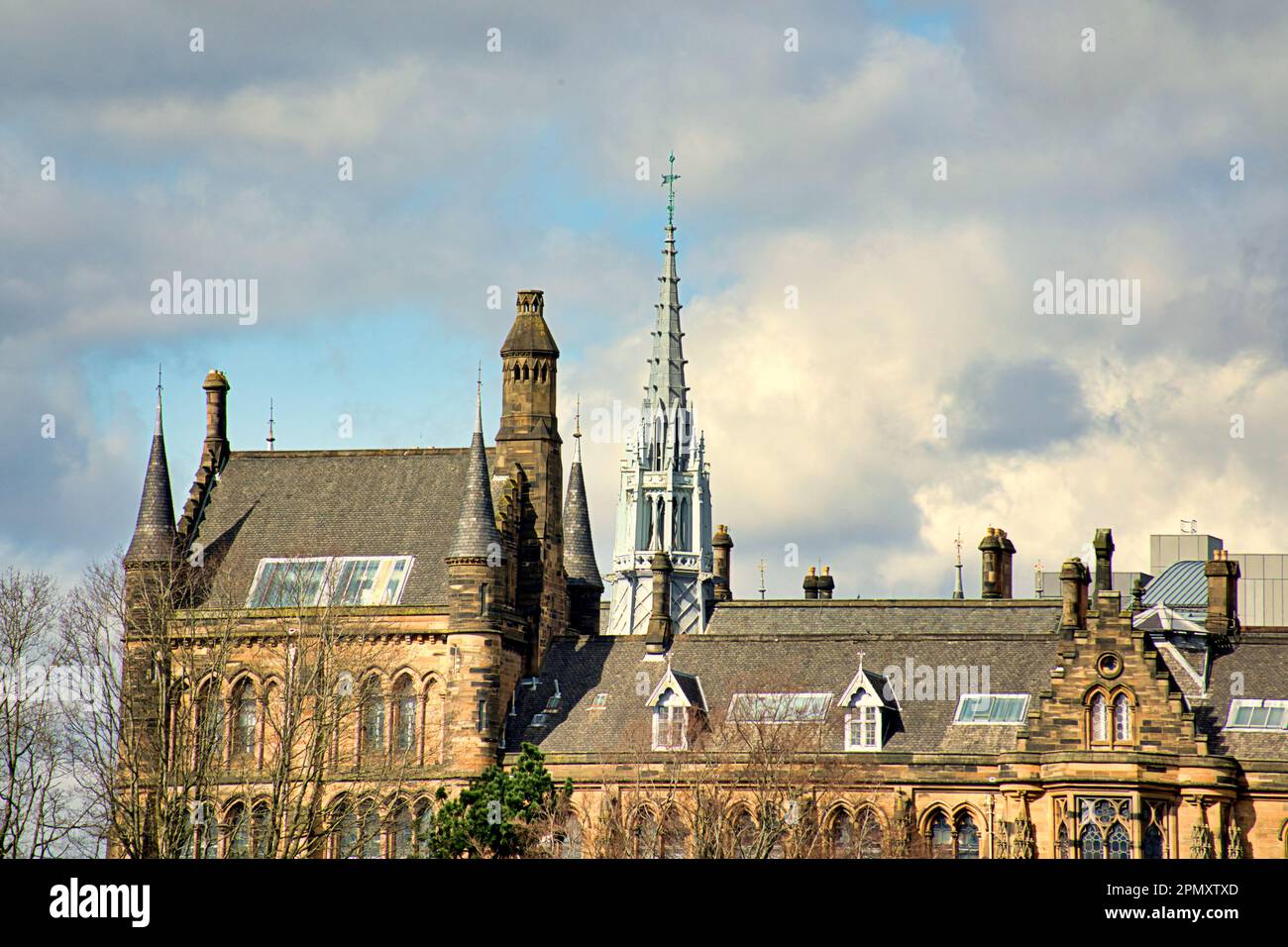 Tetti dell'università di glasgow con la guglia bianca sulla Memorial Chapel Foto Stock